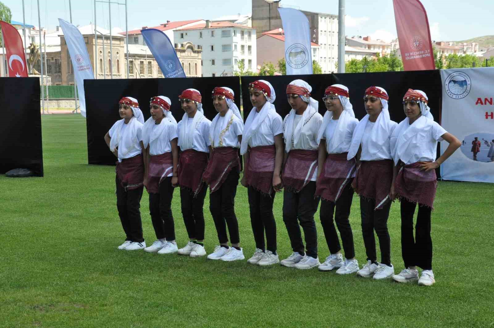 Kars&rsquo;ta halk oyunları r&uuml;zgarı esti
