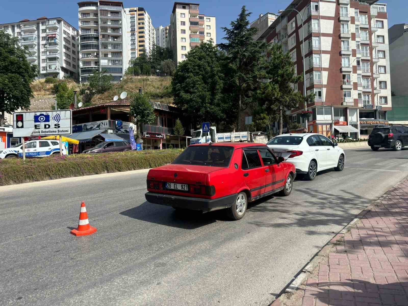 Yayaya yol vermek i&ccedil;in duran araca arkasındaki ara&ccedil; &ccedil;arptı, 1 yaralı
