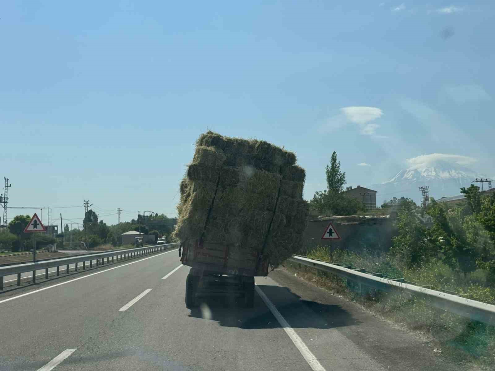 Ot yüklü traktörün tehlikeli seyri kamerada İhlas Haber Ajansı