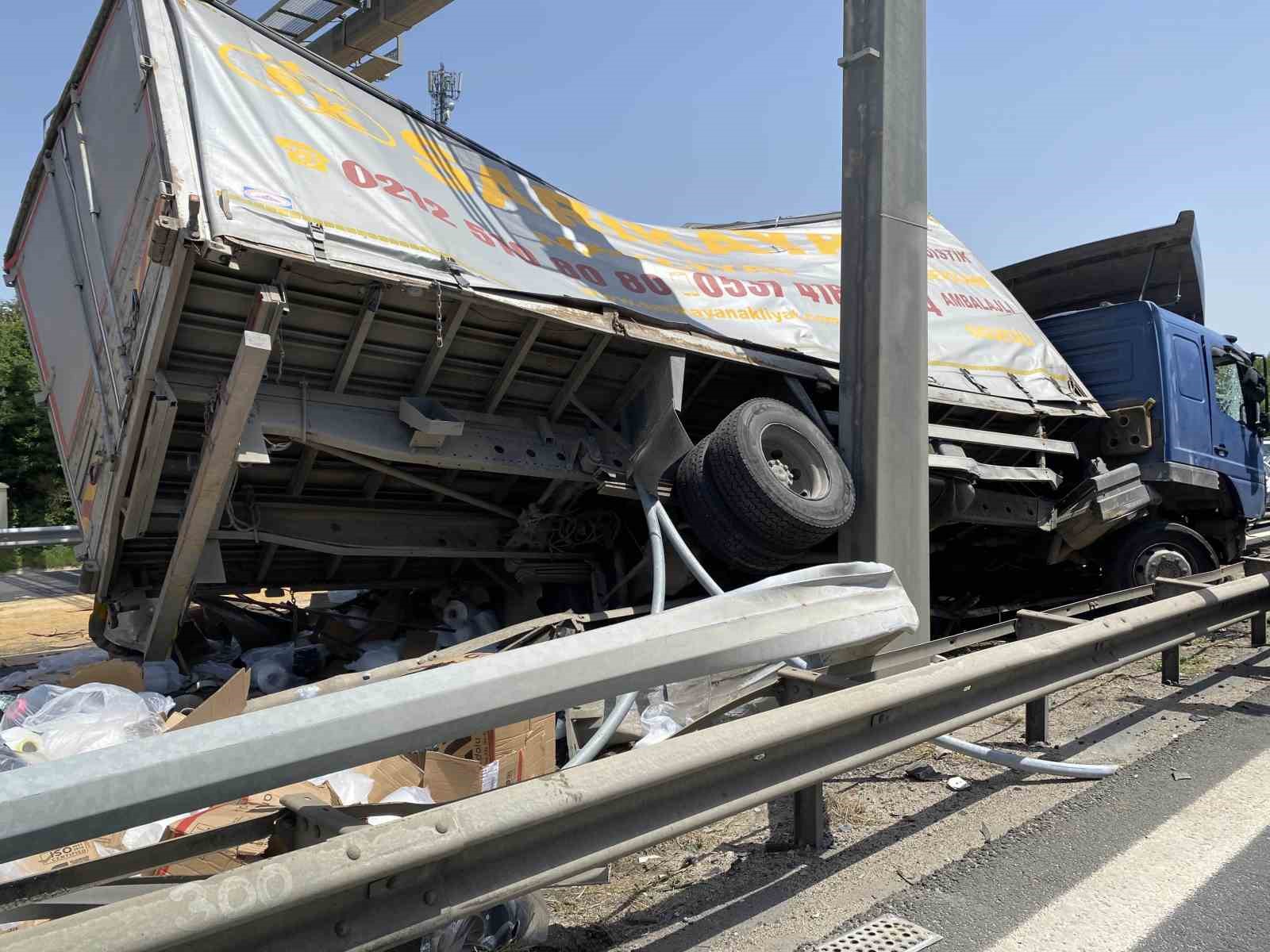 B&uuml;y&uuml;k&ccedil;ekmece TEM&rsquo;de sıkışmalı trafik kazası: 1 yaralı
