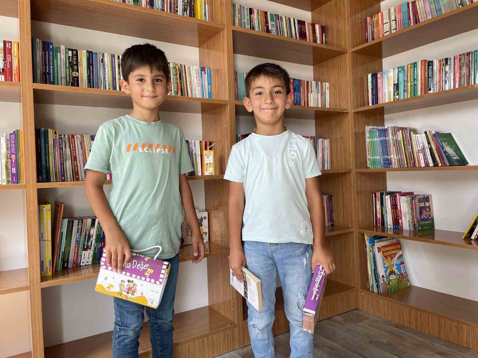 Adana&rsquo;da konteyner kentte Kızılay k&uuml;t&uuml;phane a&ccedil;tı
