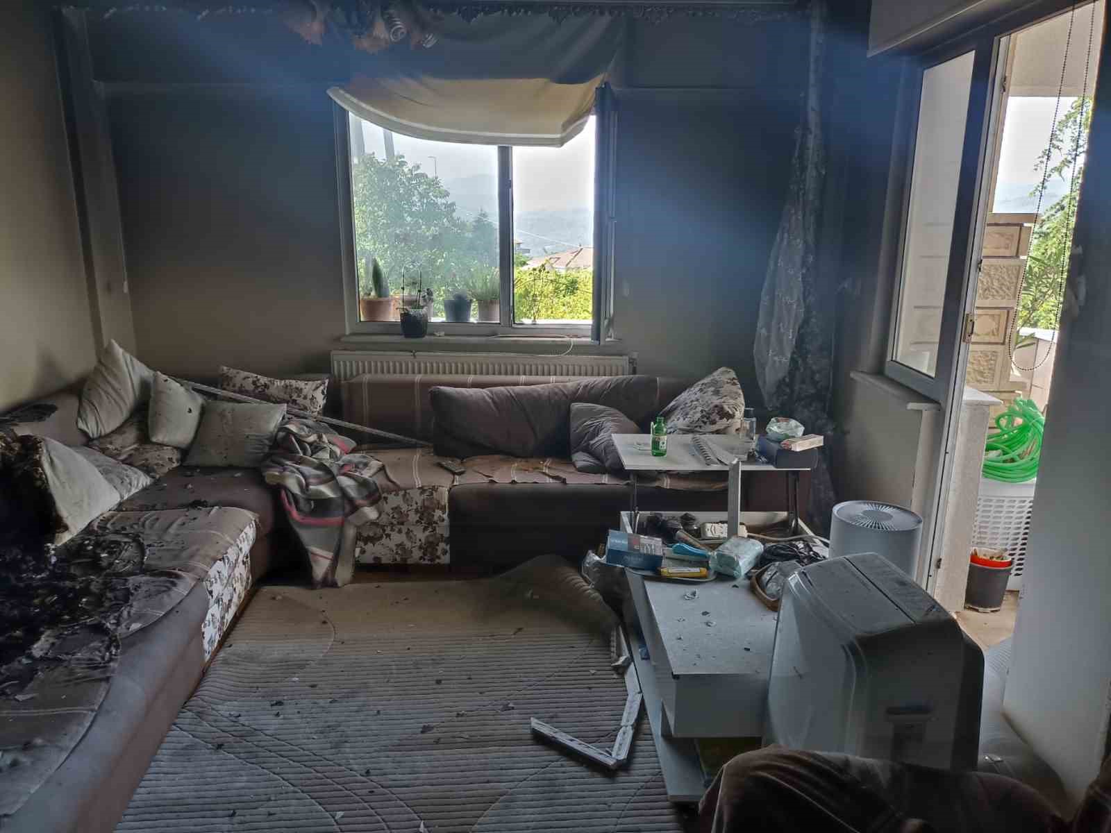 Şarja takılı bırakılan taşınabilir batarya patladı, evde yangın &ccedil;ıktı
