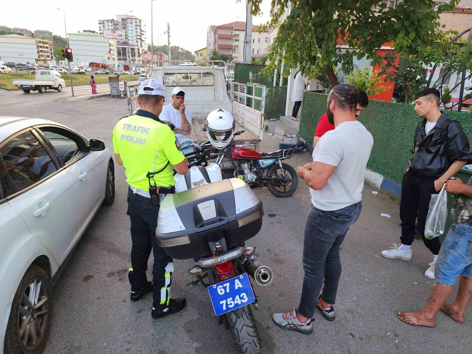 Ş&uuml;pheli motosiklet trafik polislerinin dikkatini &Ccedil;ekti
