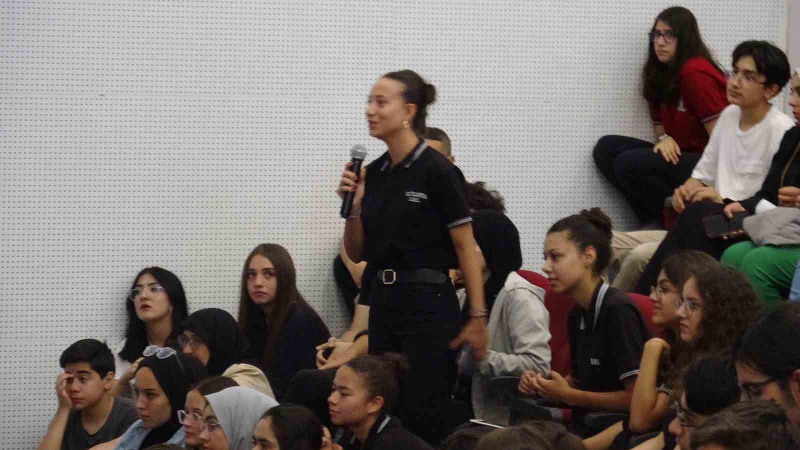 Alper Gezeravcı, K&uuml;tahya&rsquo;da &ouml;ğrencilerle buluştu
