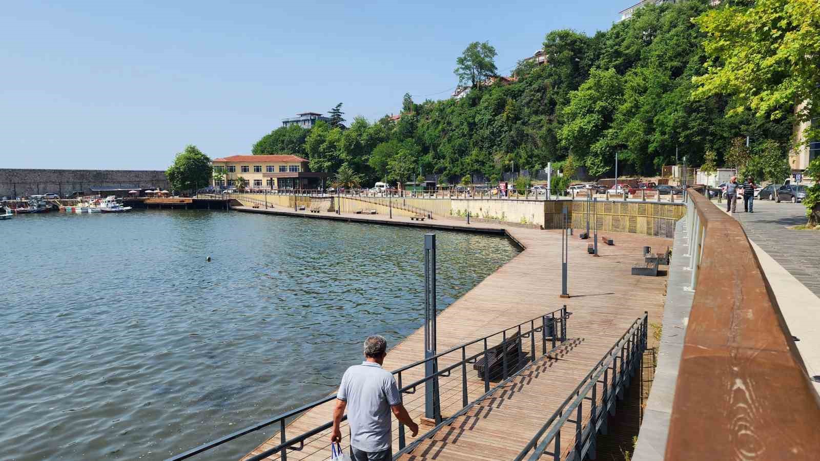 Sıcaklıklar adeta kavurdu, vatandaşlar g&ouml;lgede serinlemeye &ccedil;alıştı
