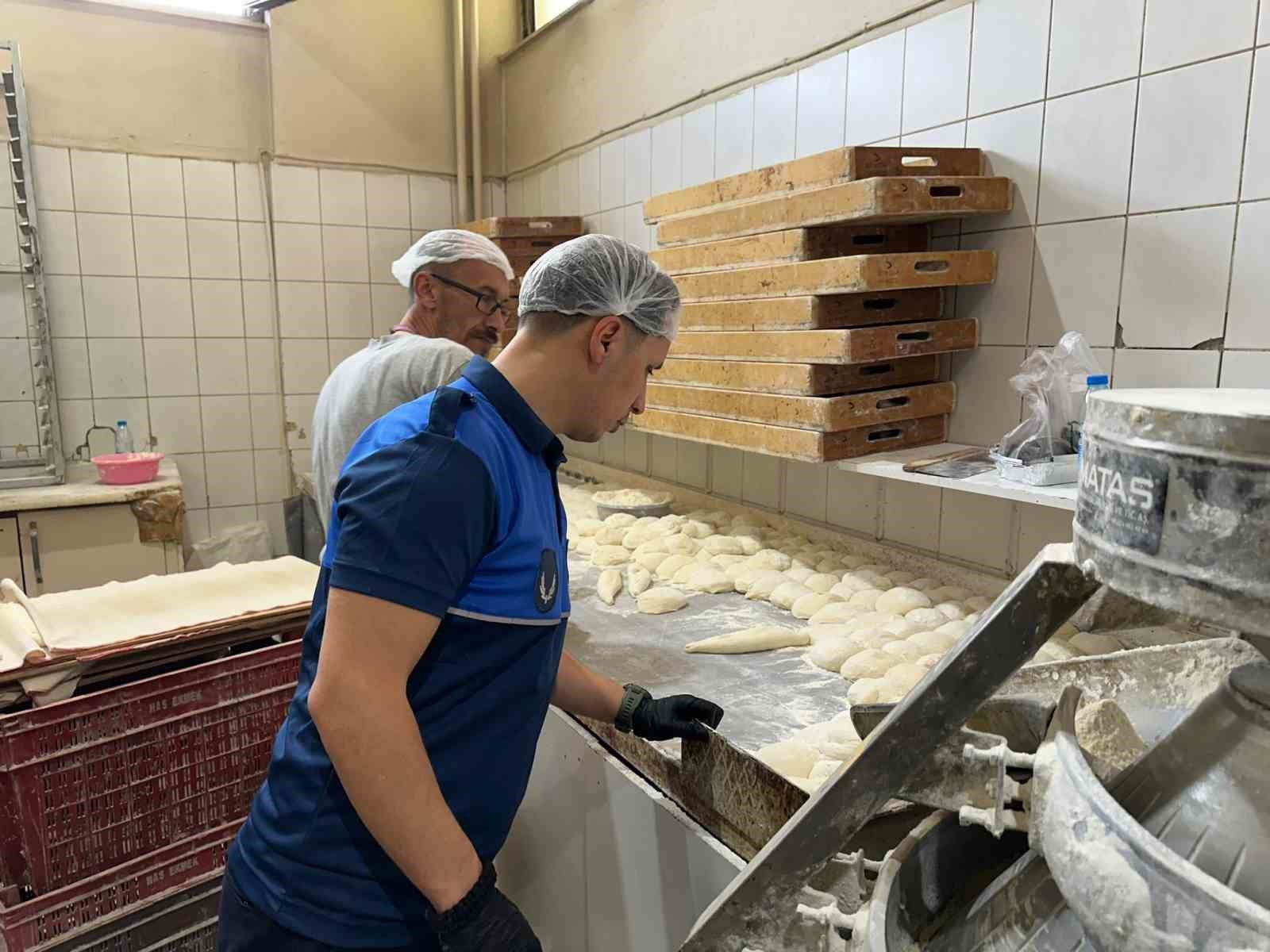 Boz&uuml;y&uuml;k&rsquo;te zabıta ekiplerinden ekmeklere gramaj kontrol&uuml;
