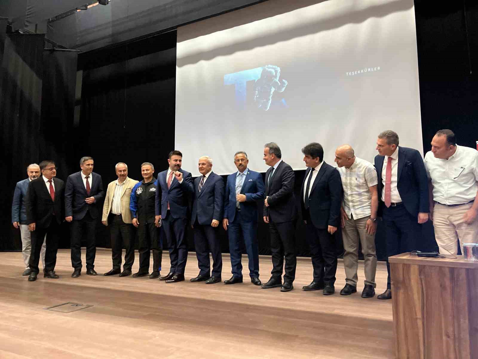 İlk T&uuml;rk astronotu Alper Gezeravcı Eskişehir&rsquo;de &ouml;ğrencilerle buluştu
