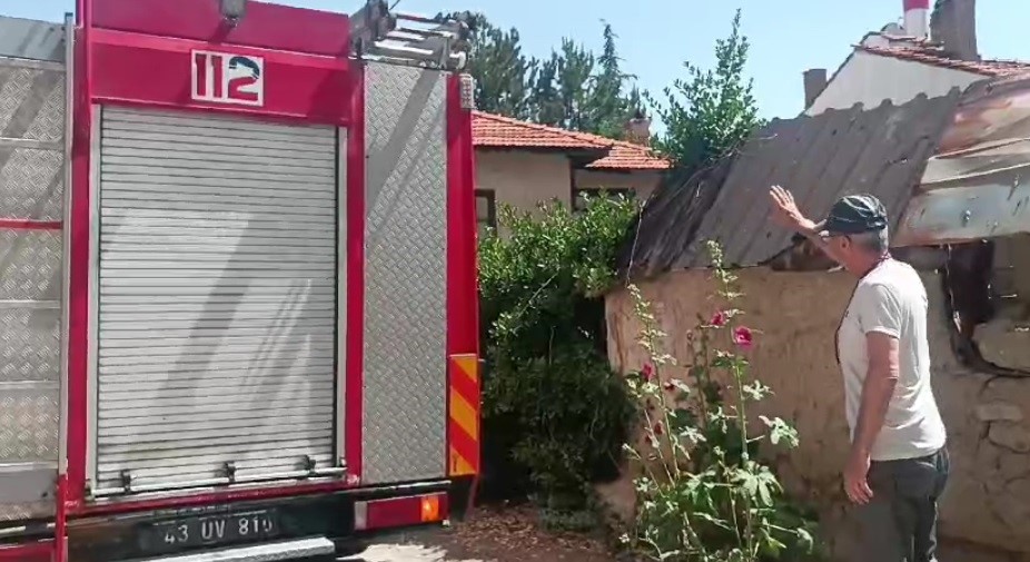 Tavşanlı&rsquo;daki mahalle arasında &ccedil;ıkan ot yangını korkuttu
