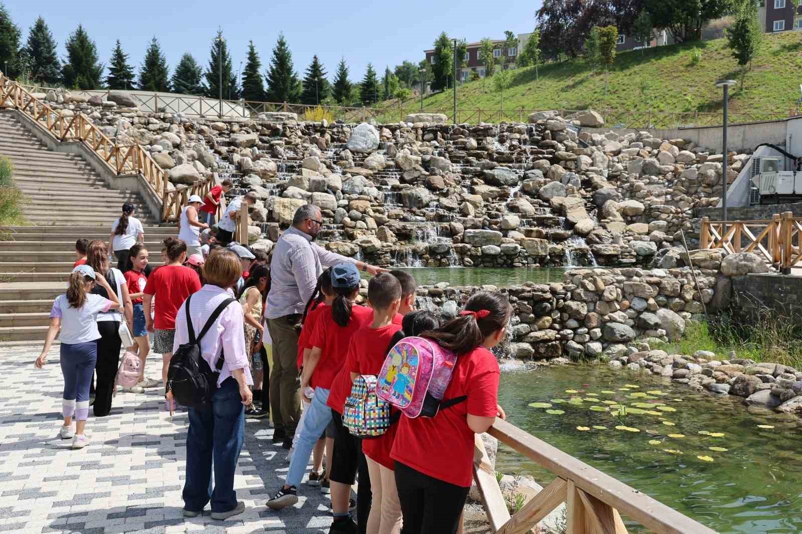 Uzun Mustafa İlkokulu &ouml;ğrencileri D&uuml;zce &Uuml;niversitesinde
