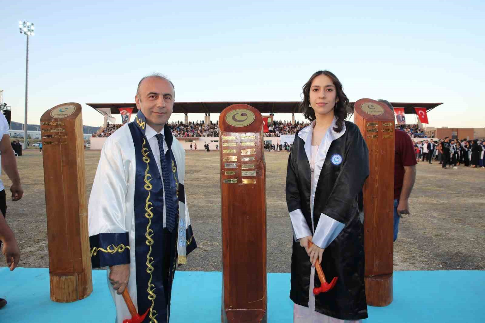 Adıyaman Üniversitesi’nde mezuniyet coşkusu yaşandı