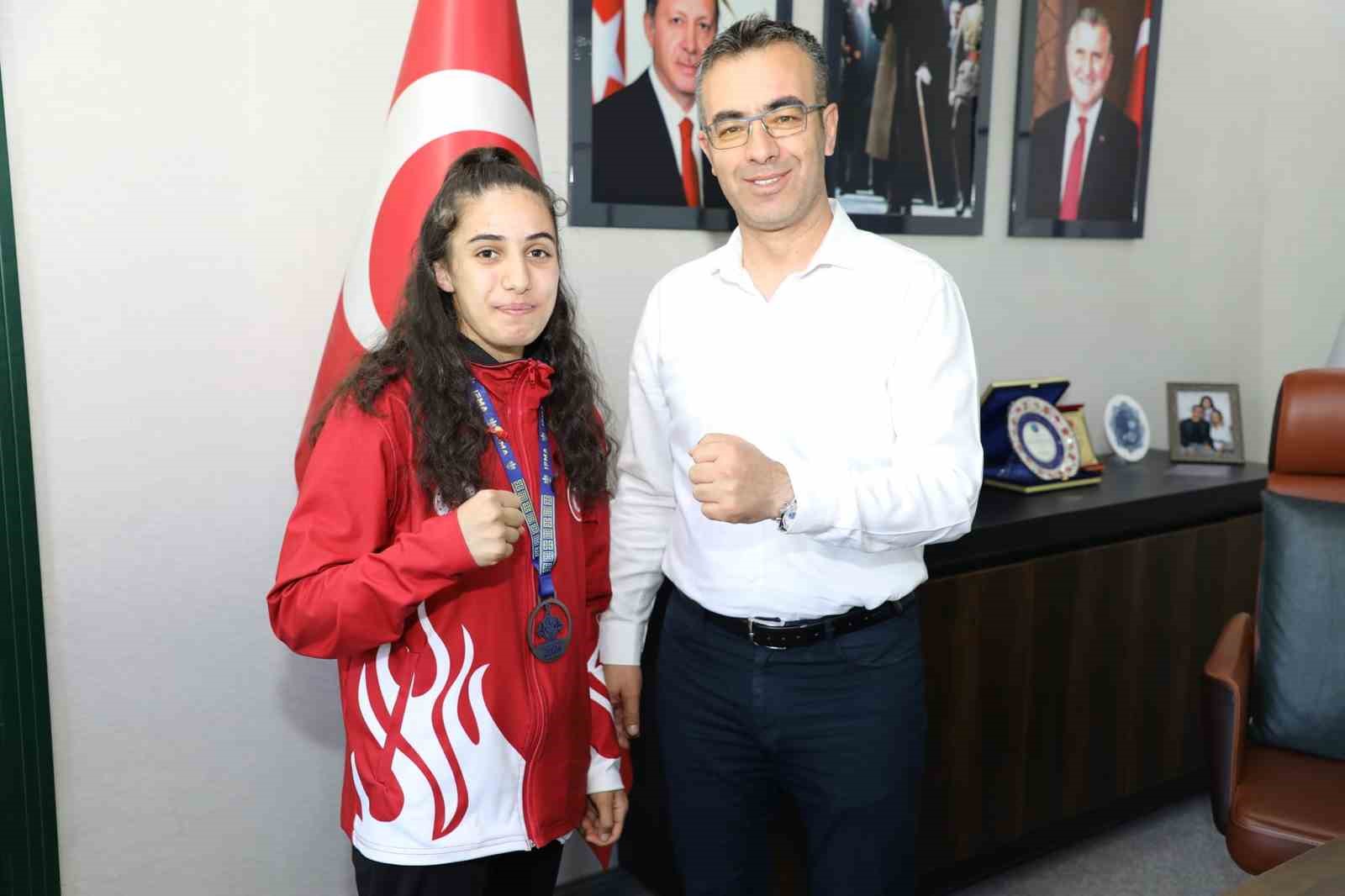 Milli sporcu Sibel Oruç, Ağrı’da davul zurnayla karşılandı
