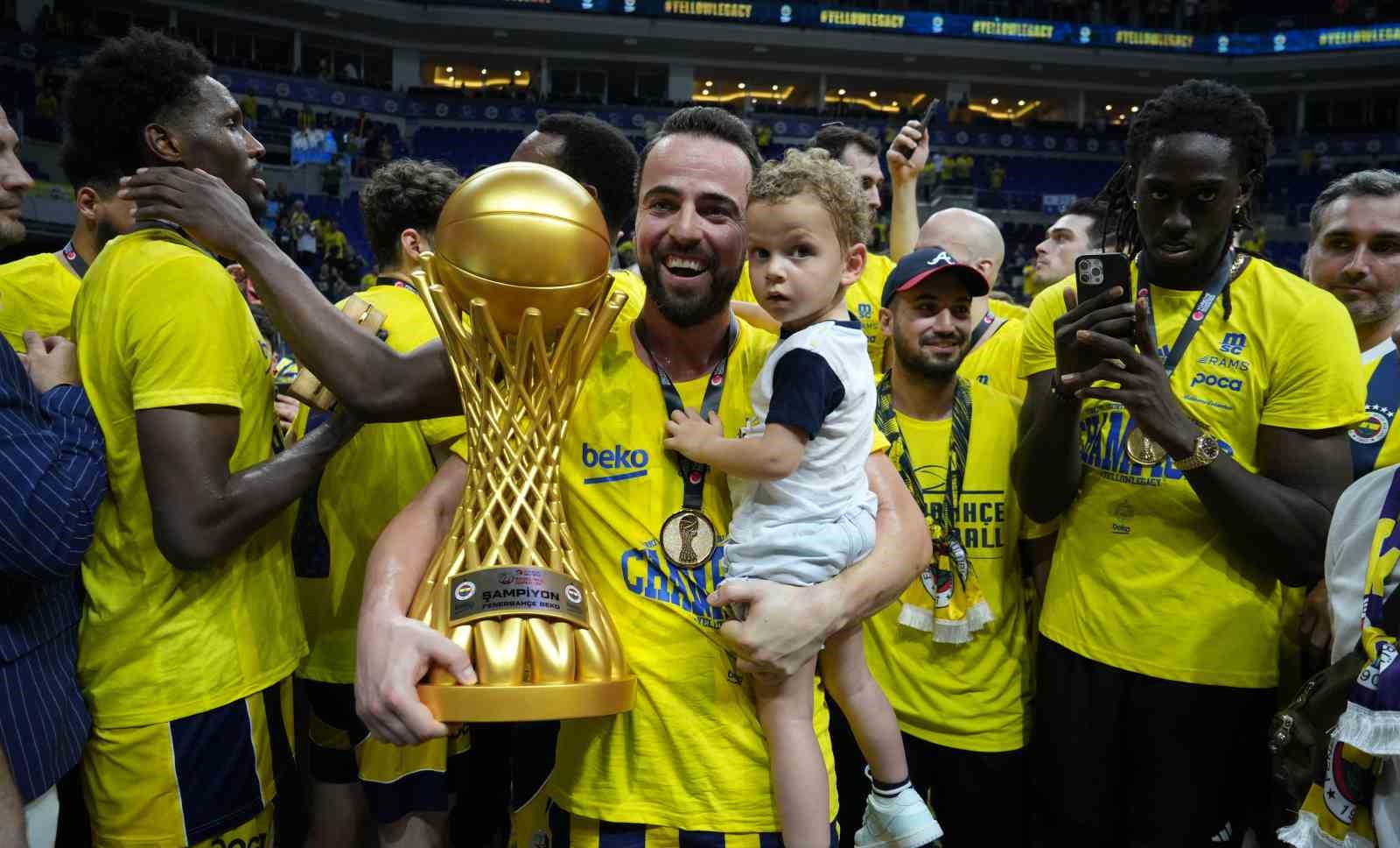 Basketbol S&uuml;per Ligi&rsquo;nde şampiyon Fenerbah&ccedil;e Beko kupasını aldı

