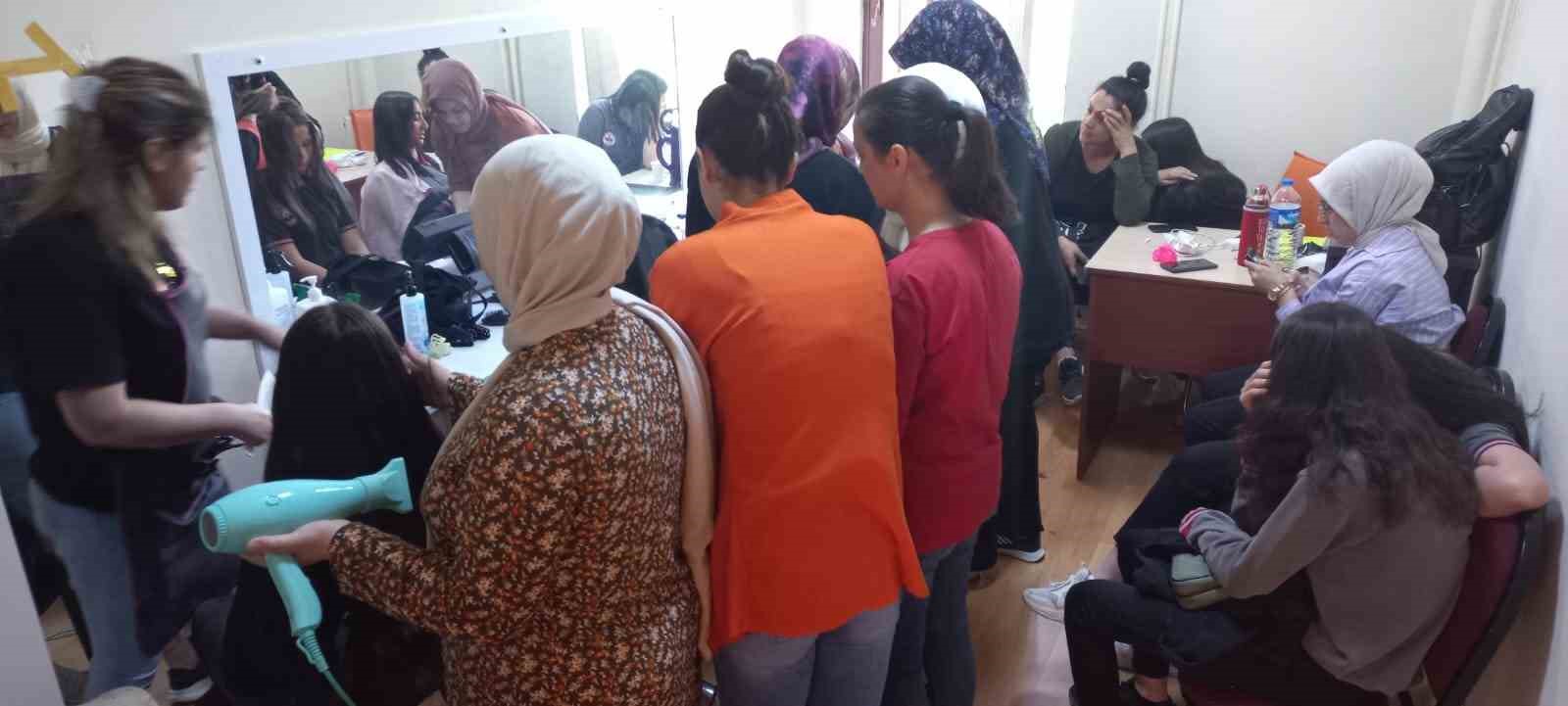 Kursiyerler yaptıkları sa&ccedil; bakımıyla &ouml;ğrencileri sevindirdi
