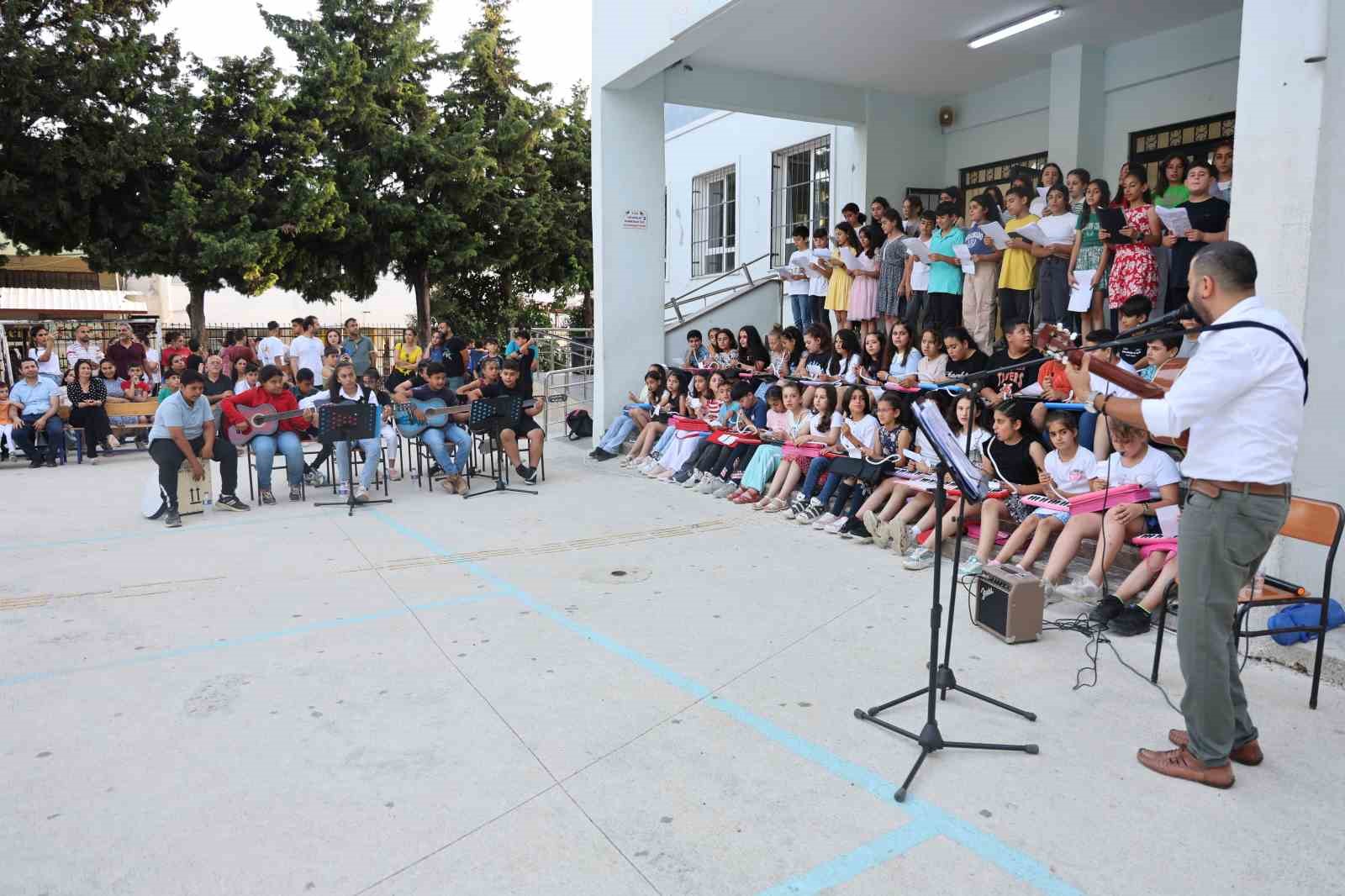 Depremzede öğrencilerden hayran bırakan konser