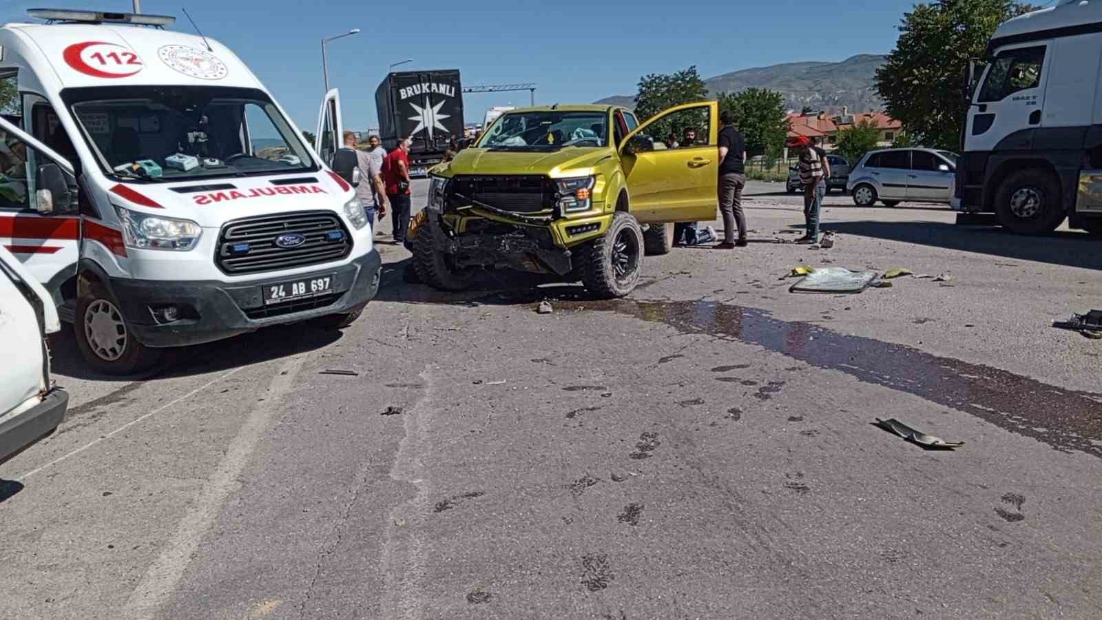 Erzincan&rsquo;da trafik kazası: 2 yaralı
