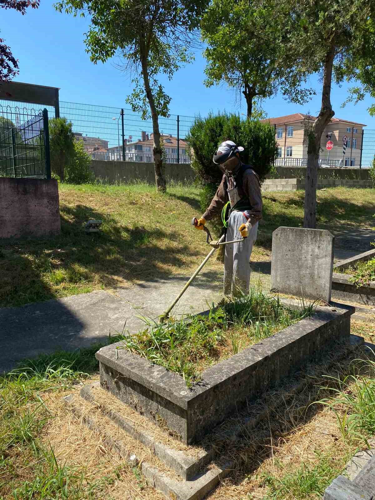 Bayram öncesi mezarlıklar temizlendi
