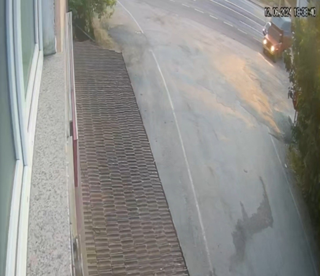 Otomobille kamyonet &ccedil;arpıştı: 2 yaralı
