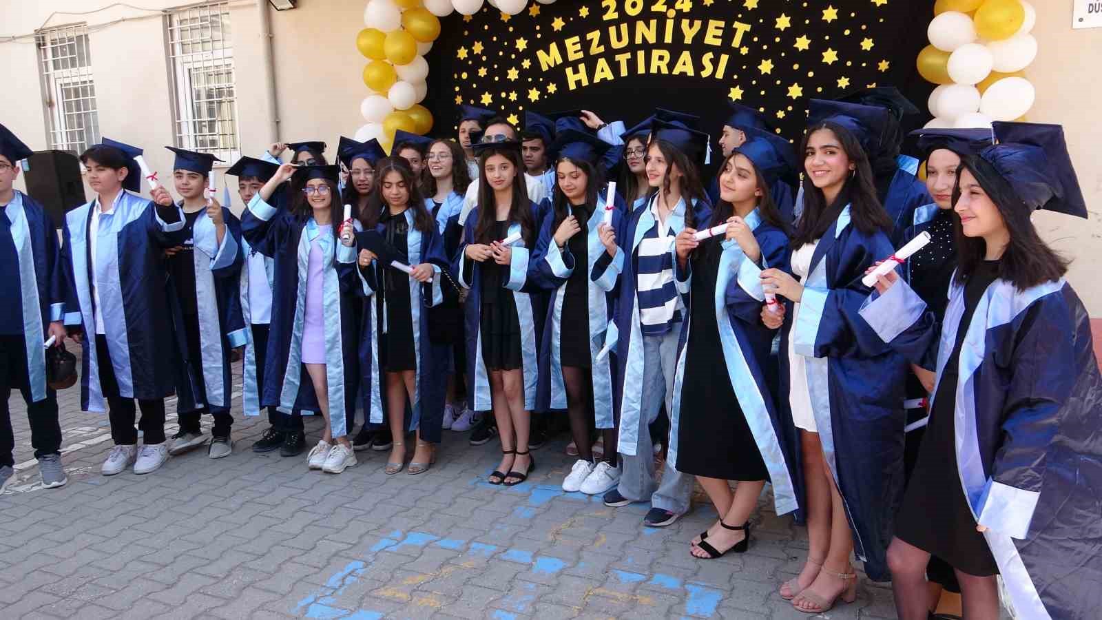 Ortaokul &ouml;ğrencilerinin mezuniyet sevinci
