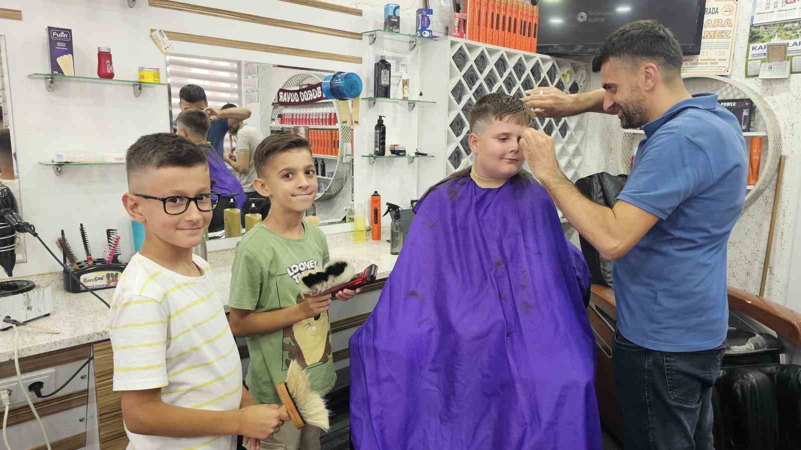 Bandırma&rsquo;da berberlerin Kurban Bayramı mesaisi
