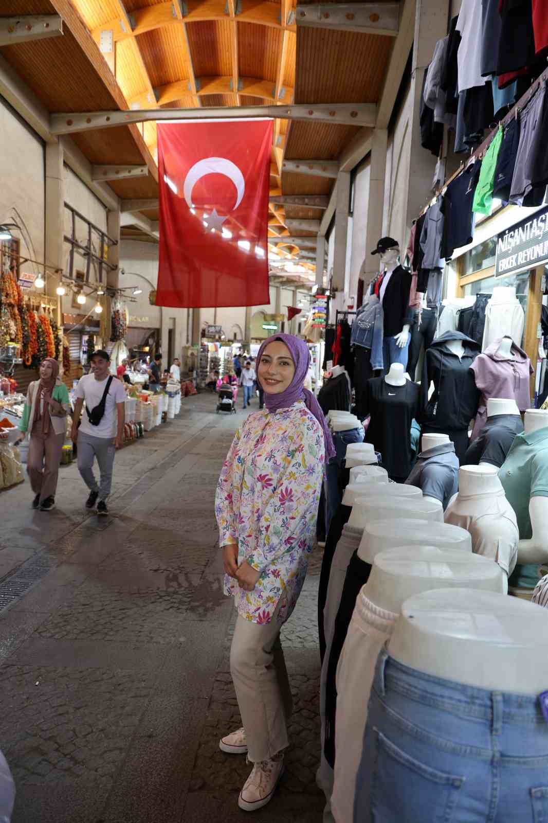 Kahramanmaraş&rsquo;ta sıcak havada serin &ccedil;arşıda alışveriş imkanı
