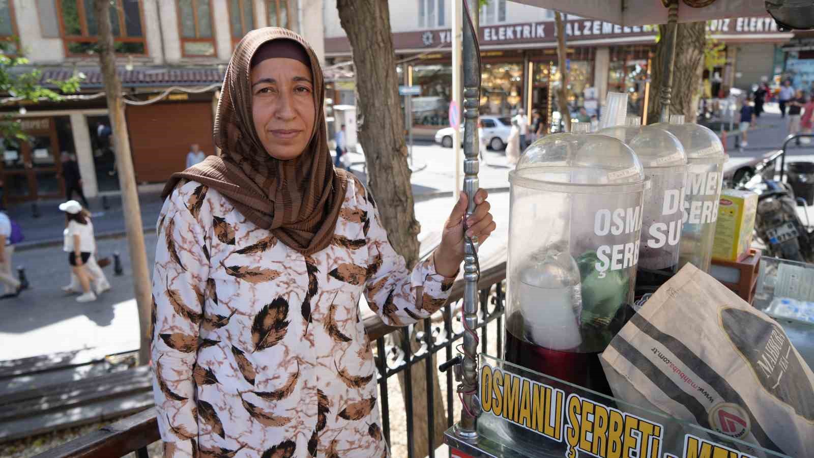 Dut ağacının altında, dut suyu satıyor
