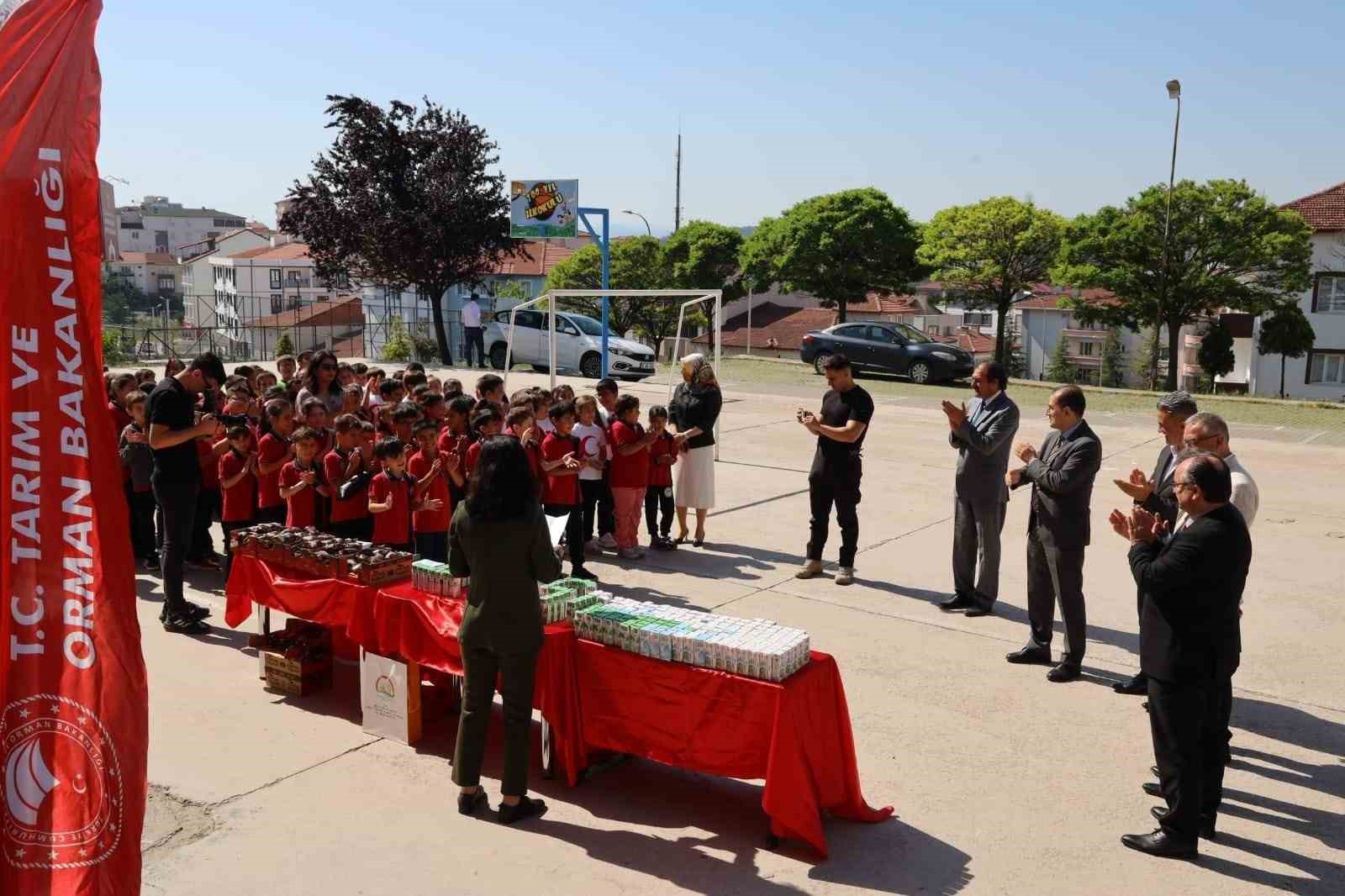 &Ouml;ğrencilere s&uuml;t ve kek ikram edilerek &lsquo;D&uuml;nya S&uuml;t G&uuml;n&uuml;&rsquo; kutlandı
