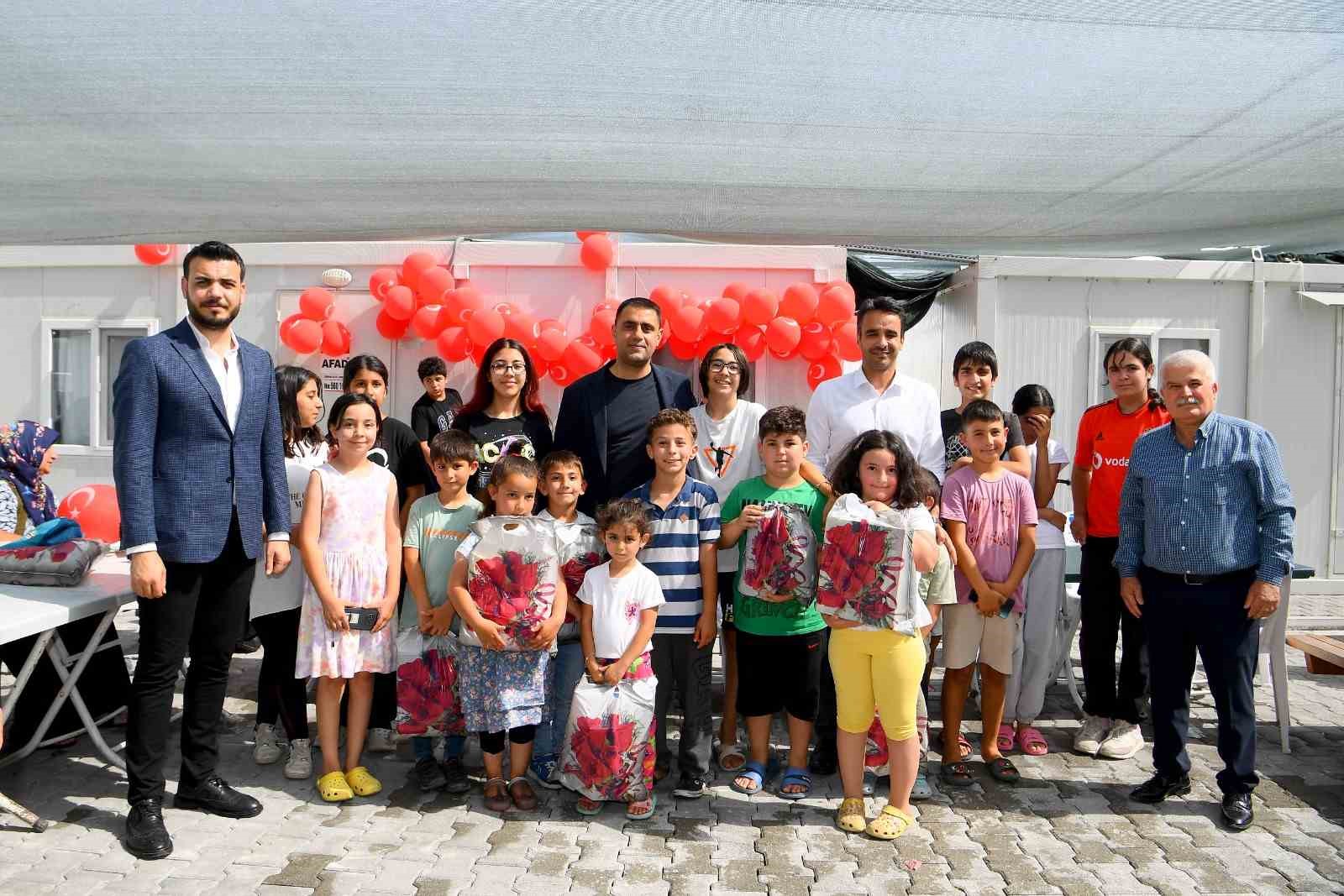 Başkan &Ouml;zay, konteyner kentteki &ccedil;ocukları bayram &ouml;ncesi unutmadı
