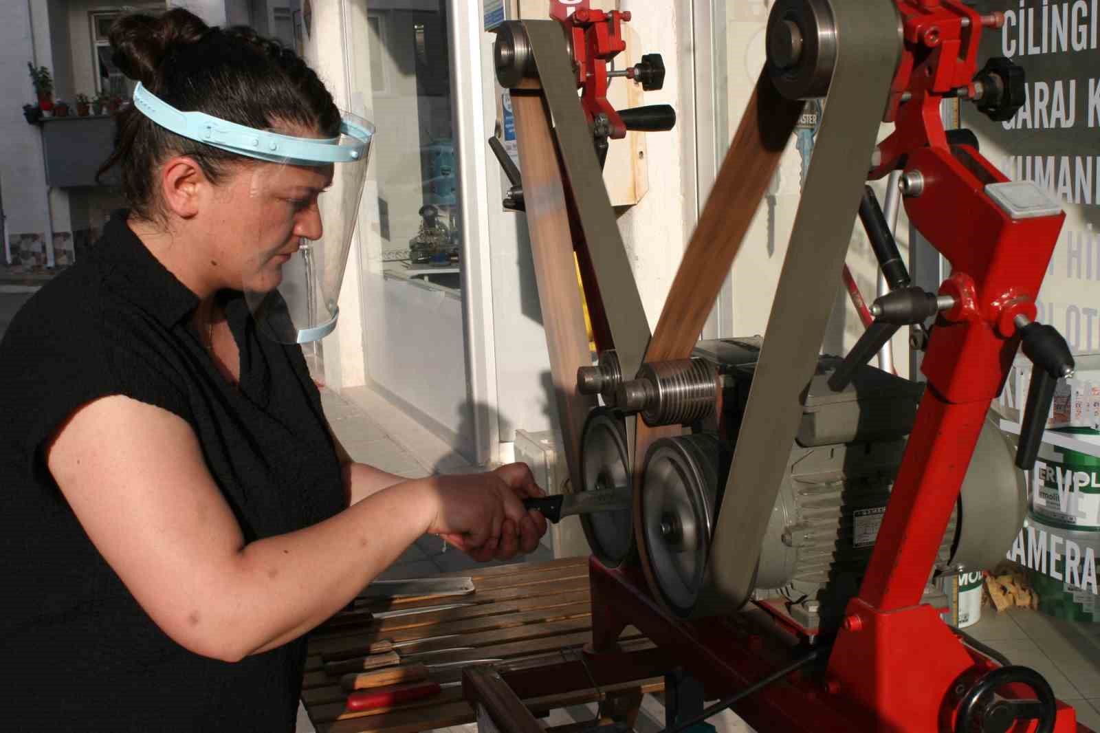 Kadın bı&ccedil;ak bileyicisinden "Bı&ccedil;akları birbirine s&uuml;rtmeyin ve bulaşık makinesinde yıkamayın" tavsiyesi
