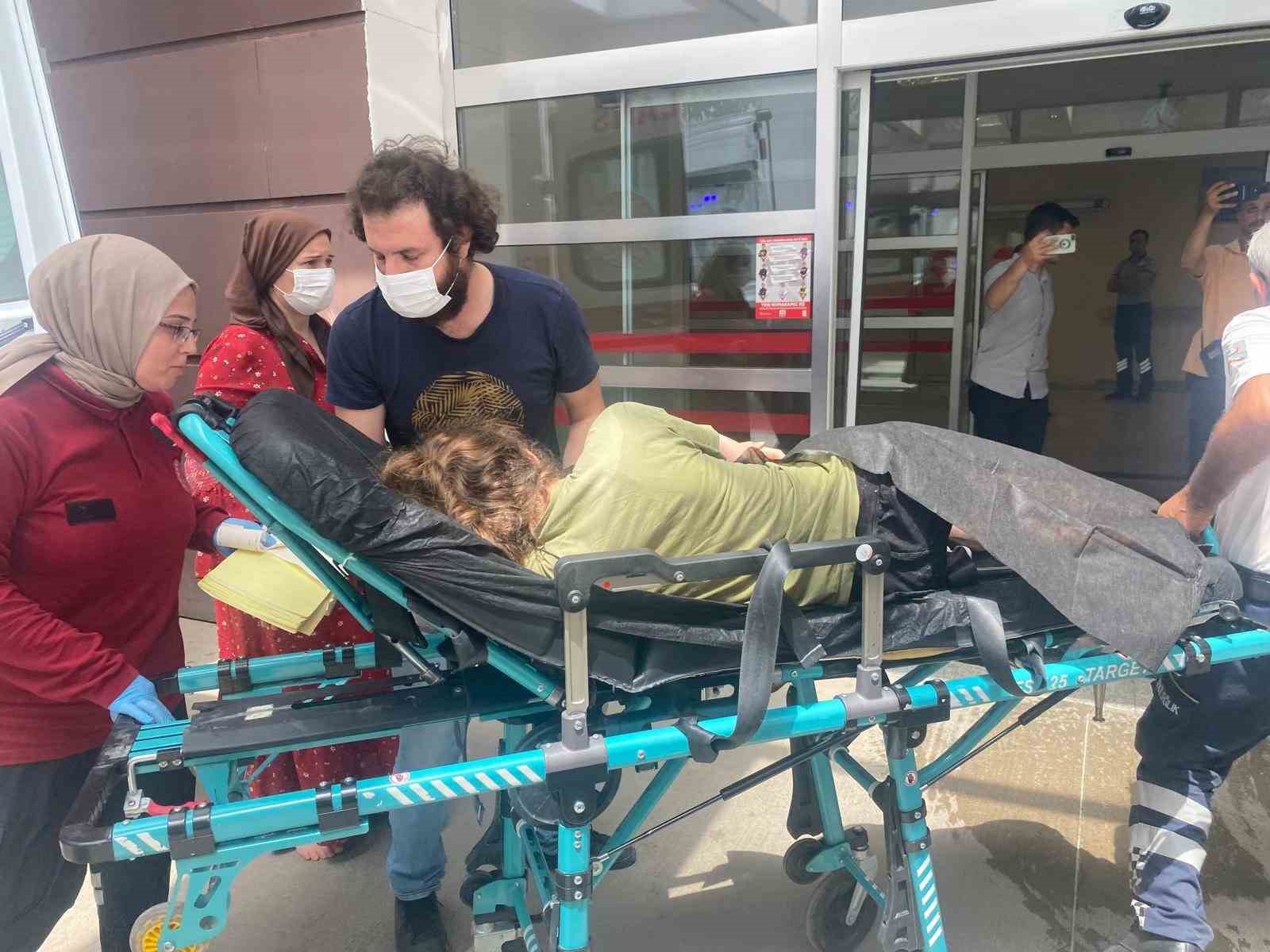 Boğulma pahasına suya atlayarak gen&ccedil; kızı boğulmaktan kurtardı
