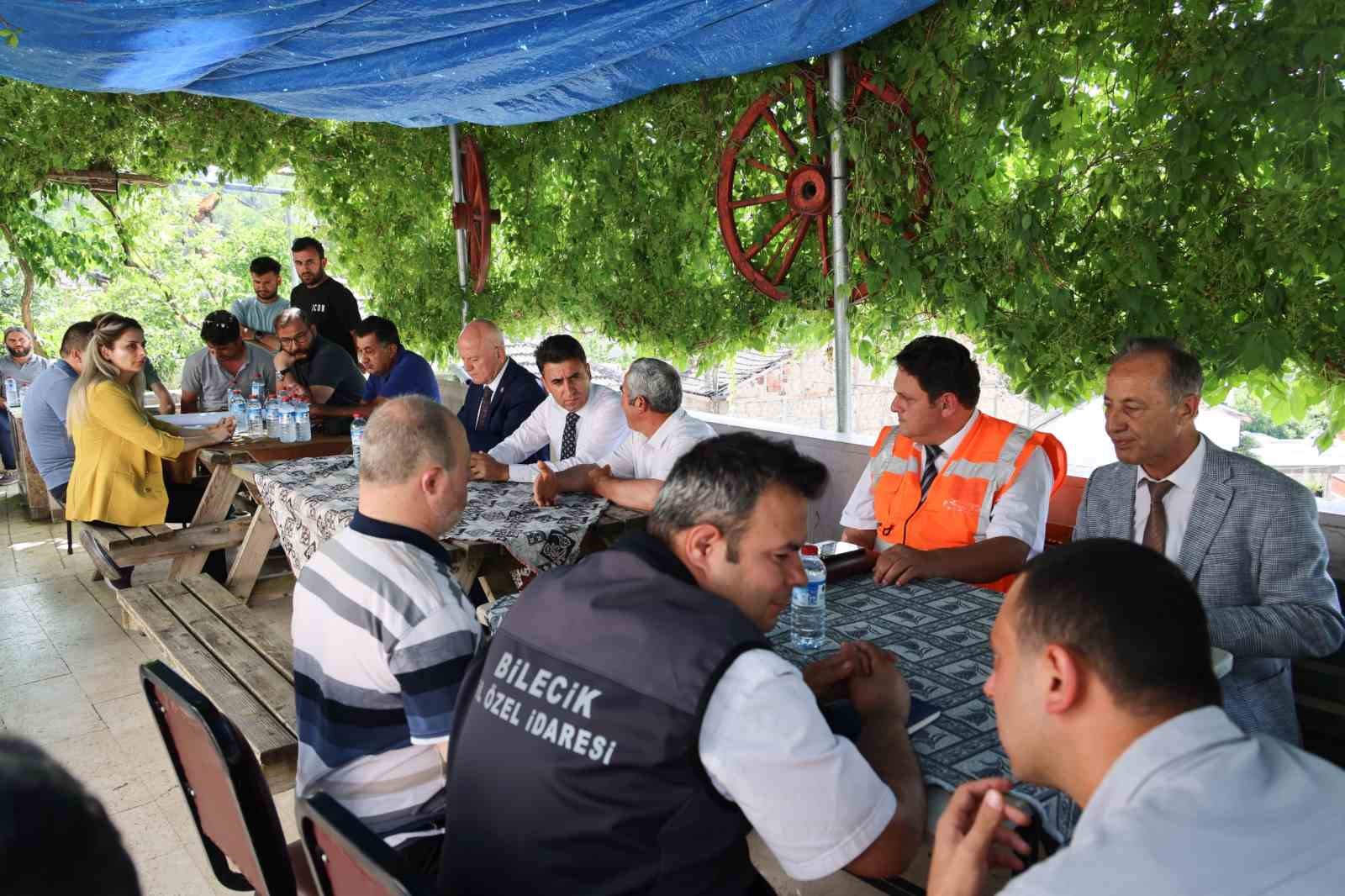 Ara&ccedil;ların kaldırdığı tozla k&ouml;yl&uuml;y&uuml; &ccedil;ileden &ccedil;ıkaran Safi &Ccedil;imento t&uuml;m yolları yapacak
