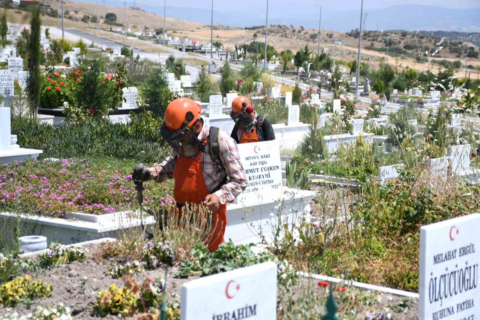 Balıkesir B&uuml;y&uuml;kşehir, mezarlıkları bayrama hazırlıyor
