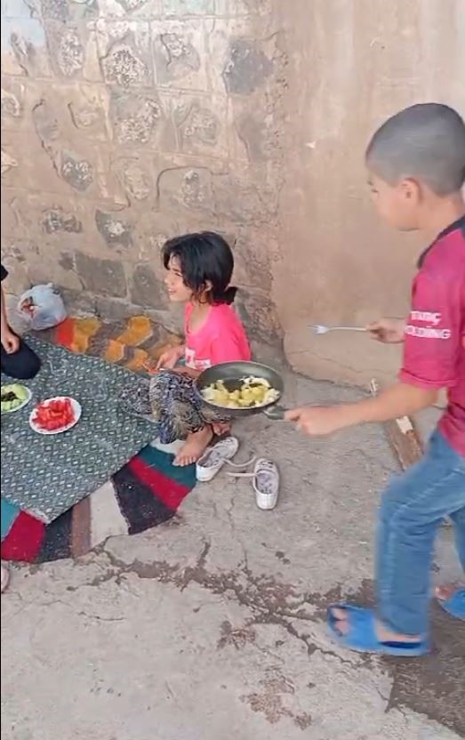 Sokakta yemek pişirip piknik yapan çocuklar görenleri tebessüm ettirdi