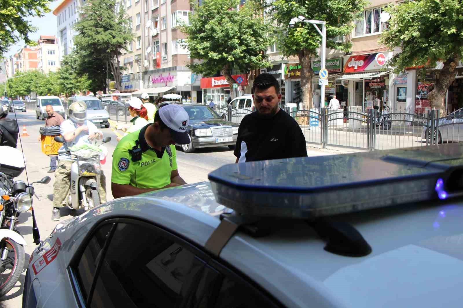 Trafik polisinden denetimde çikolata tadında uyarı: “Senin çikolata parası gider”
