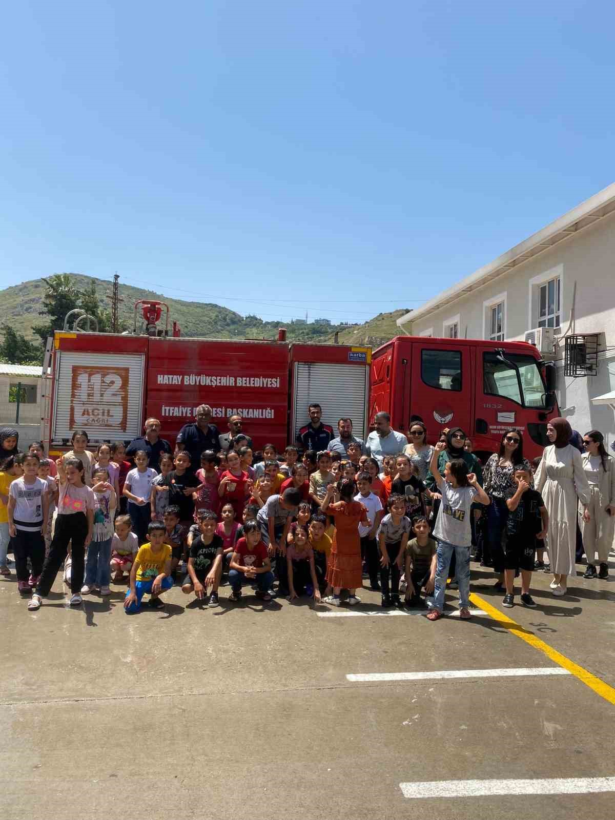 Sıcaktan bunalan öğrenciler, itfaiye ekiplerinin sürpriziyle serinledi
