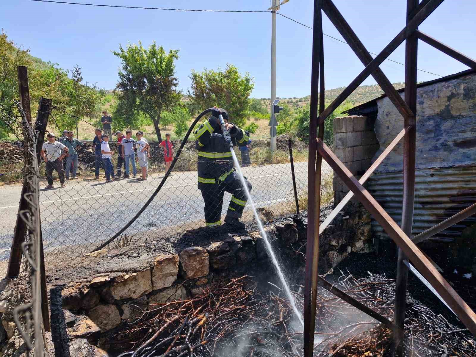 Mardin’de evin bahçesinde çıkan yangın korkuttu
