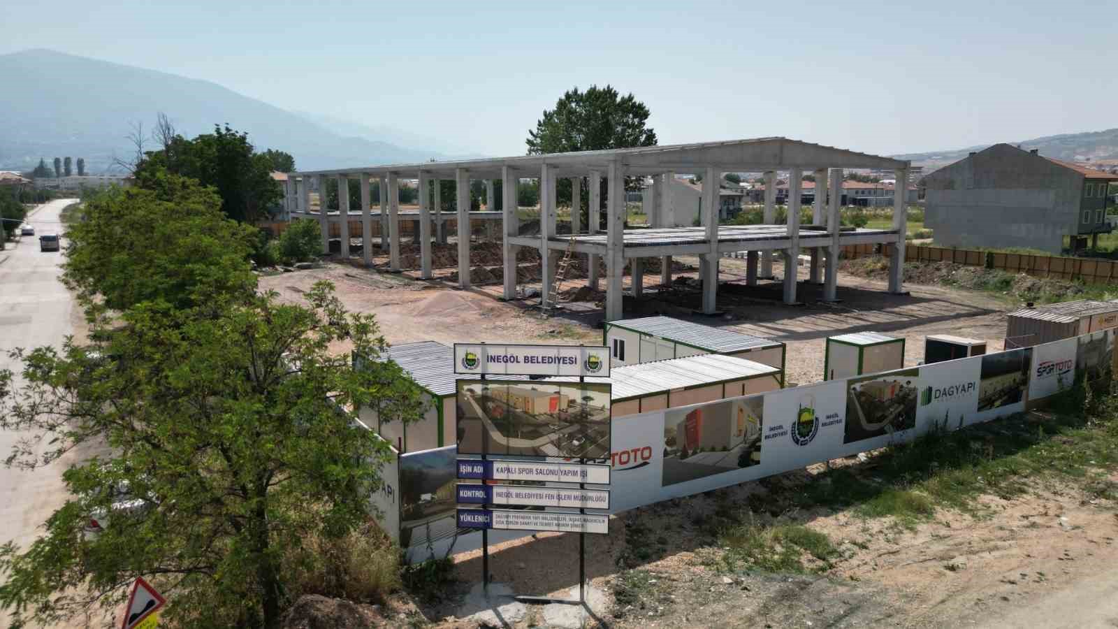 İneg&ouml;l Akhisar Spor Salonu y&uuml;kseliyor
