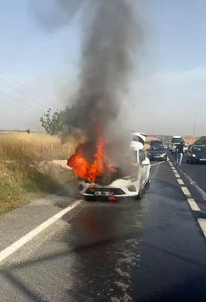 Bayram ziyareti i&ccedil;in yola &ccedil;ıktığı ara&ccedil; alev aldı
