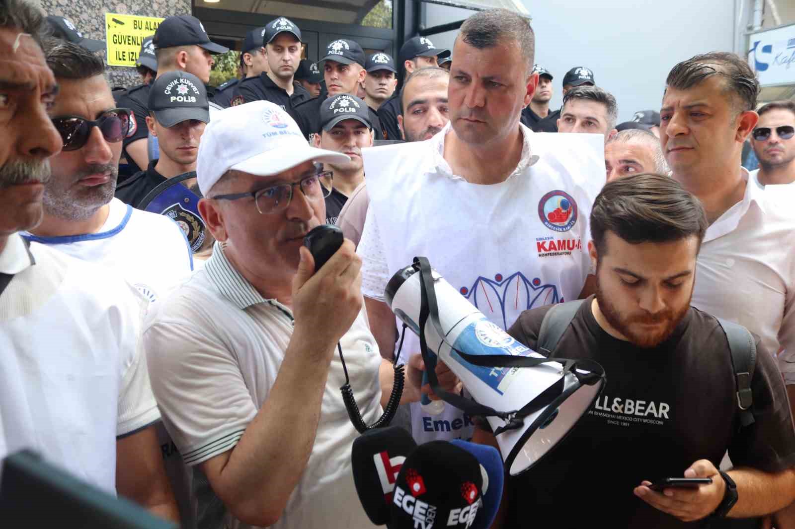 Başkan Tugay&rsquo;dan memurların eylemi hakkında &ouml;nemli a&ccedil;ıklama: &ldquo;Soruşturma olacak&rdquo;
