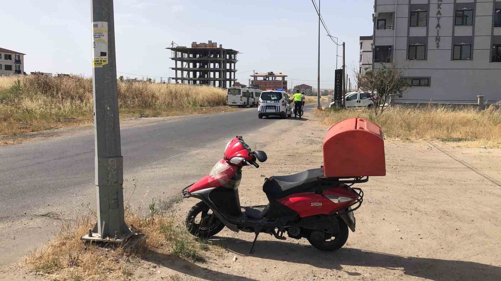 &Ccedil;ocuk s&uuml;r&uuml;c&uuml;n&uuml;n kullandığı motosiklet kazası kamerada: 2 yaralı
