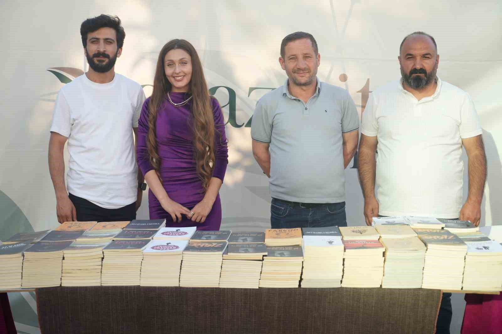 Muşlular keman eşliğinde fotoğraf sergisi ve kitap standını gezdi
