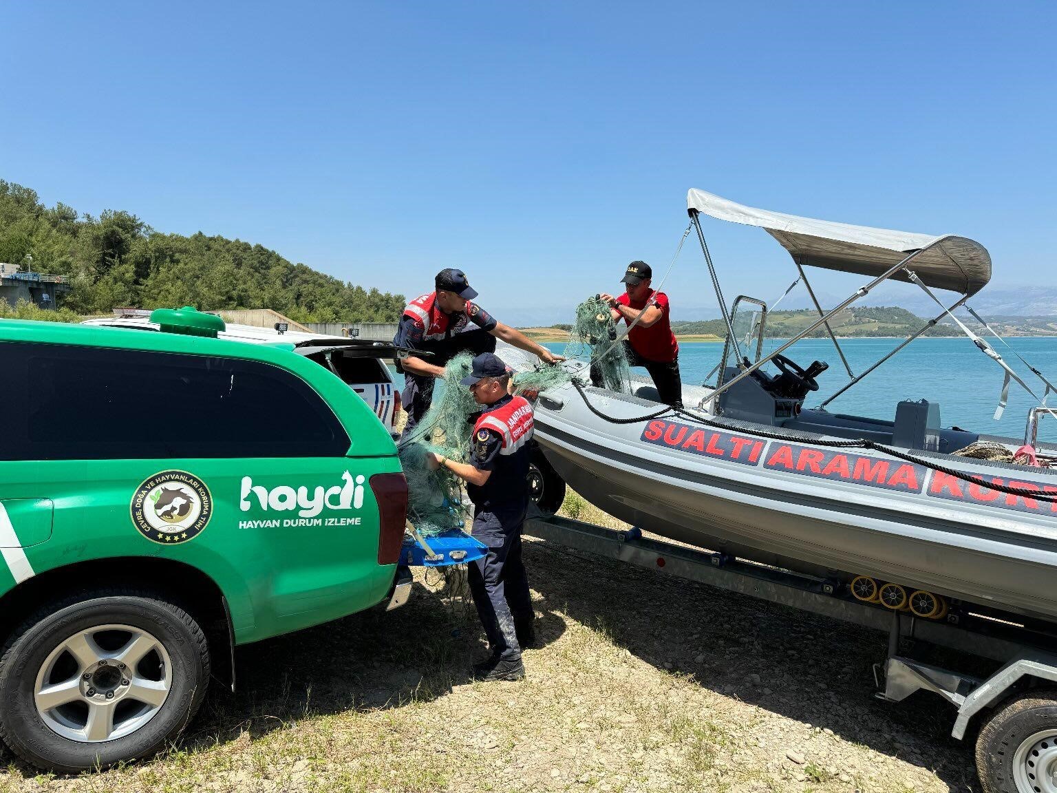 Adana'da jandarma ekipleri baraj gölünde 300 metre misina ağı ve 60 sepet tuzak topladı İhlas Haber Ajansı