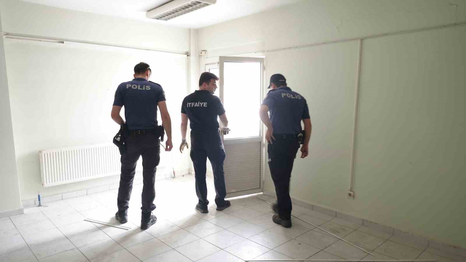 Merdiven boşluğunda mahsur kalan kediyi itfaiye kurtardı