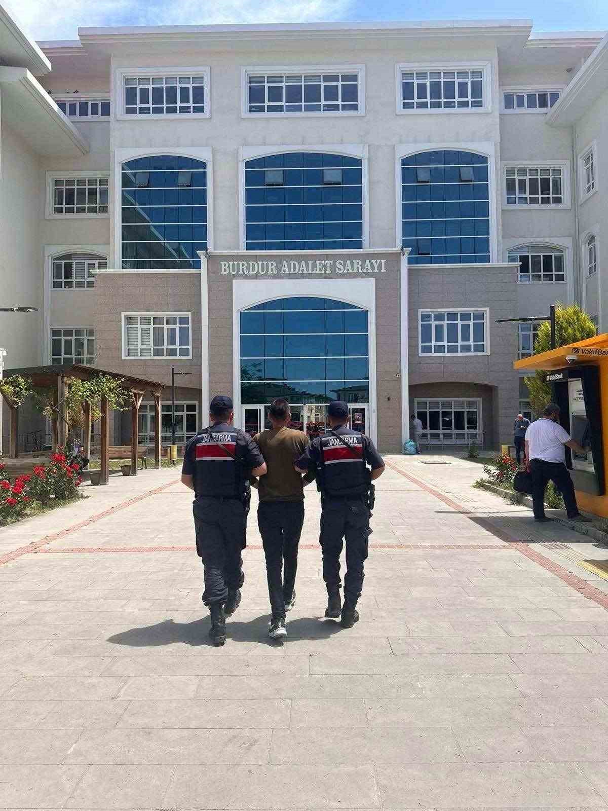 Burdur&rsquo;da jandarma ekiplerinin asayiş &ccedil;alışmalarında 5 firari yakalanarak cezaevine g&ouml;nderildi
