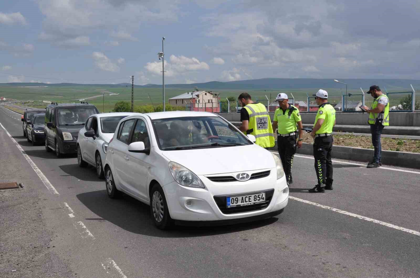 Kars’ta güvenlik ve trafik uygulamaları sürüyor