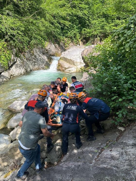 Rize’de ATV ile dereye yuvarlanan gençler, AFAD personeli tarafından kurtarıldı
