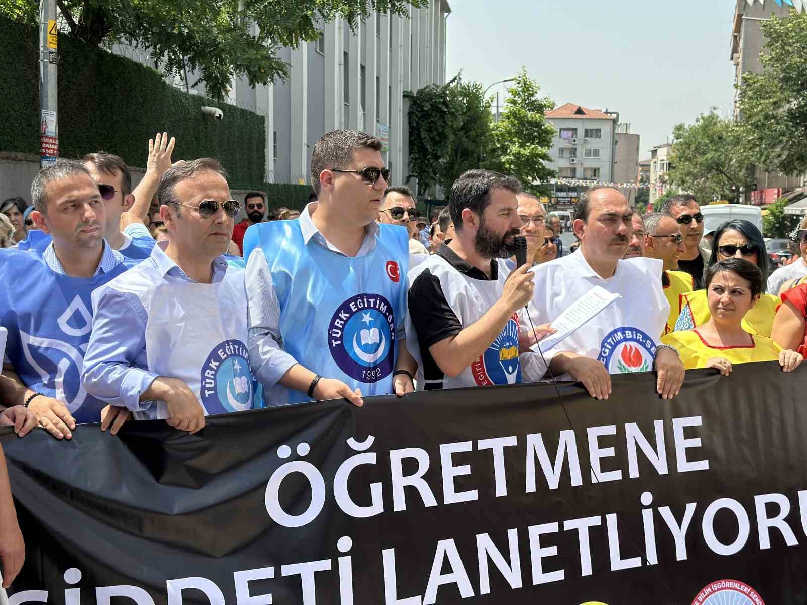 Sendikalar &Uuml;mraniye&rsquo;deki &ouml;ğretmene saldırıyı protesto etti
