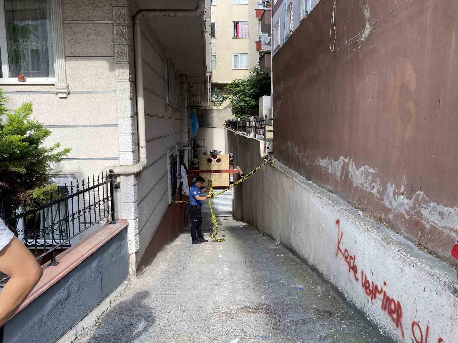 K&uuml;&ccedil;&uuml;k&ccedil;ekmece&rsquo;de balkondan d&uuml;şen 1.5 yaşındaki minik kız ağır yaralandı
