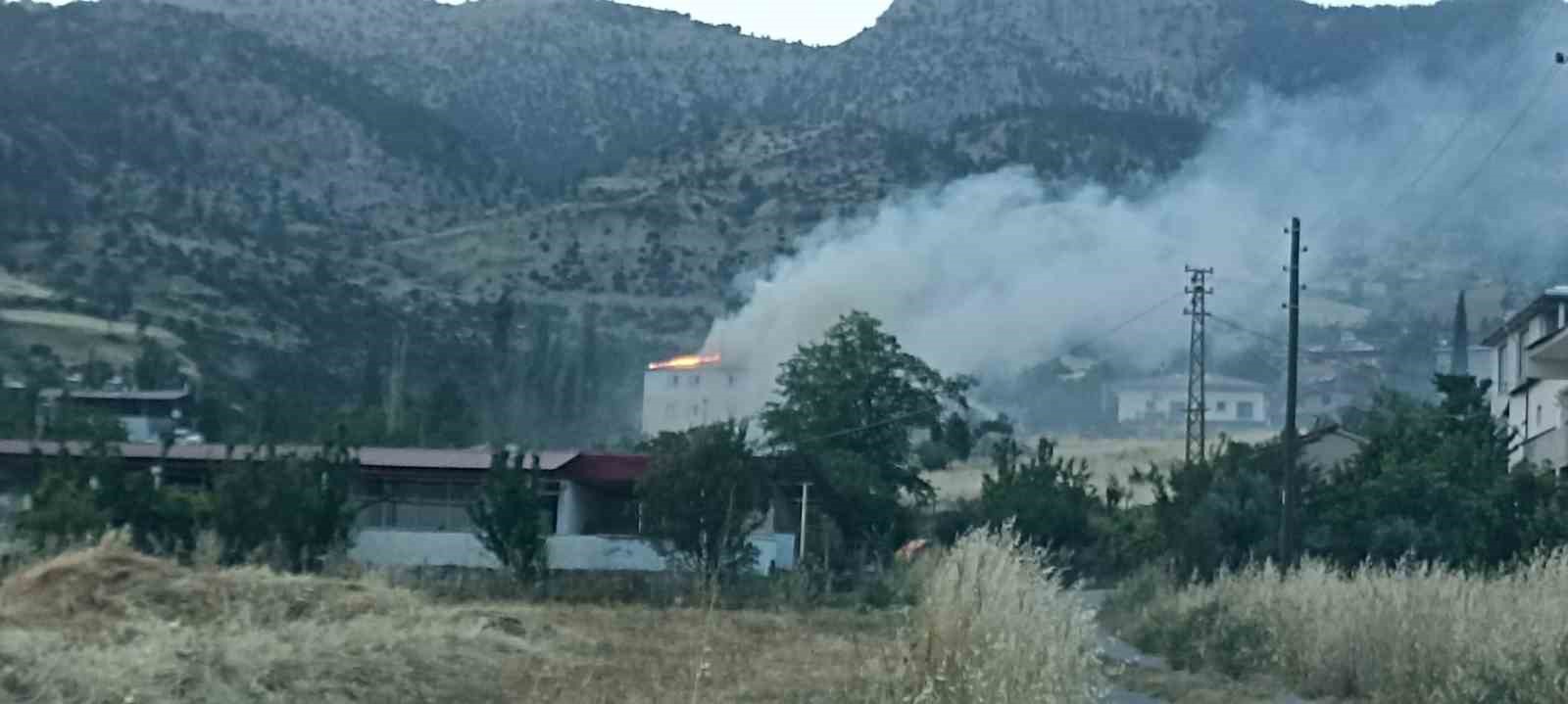 Okulun &ccedil;atısında yangın
