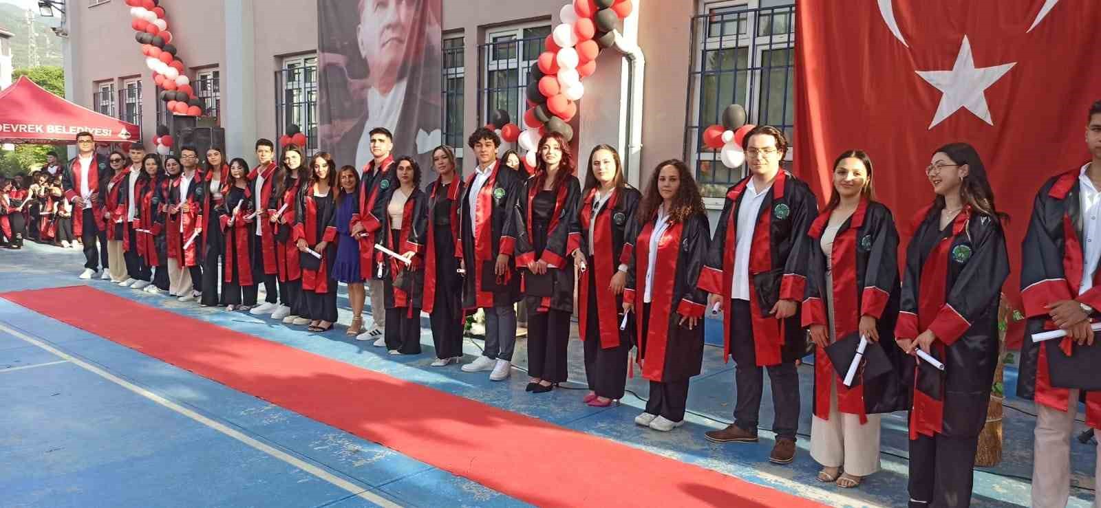 Devrek&rsquo;te eğitim &ouml;ğretim sezonu mezuniyetlerle son buldu
