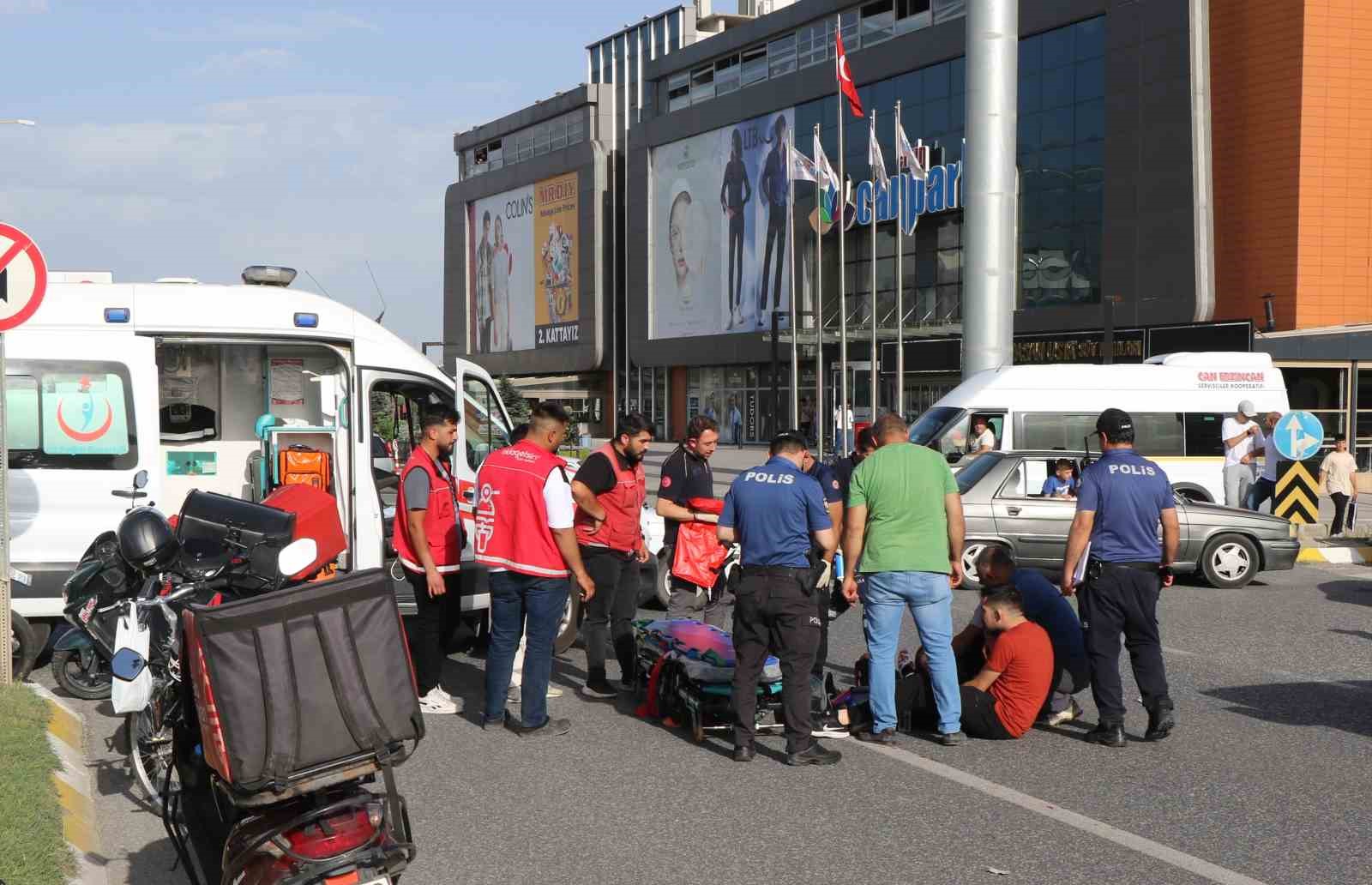 Otomobille çarpışan motosiklet sürücüsü ağır yaralandı